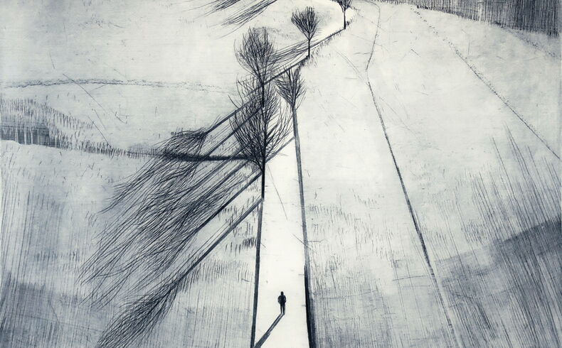 Blick aus der Vogelperspektive auf eine vertikal verlaufende Straße mit Straßenbäumen, im Vordergrund eine einsame Figur, im Hintergrund Bergrücken, sehr auf Linien und grafischen Strukturen beruhendes Werk