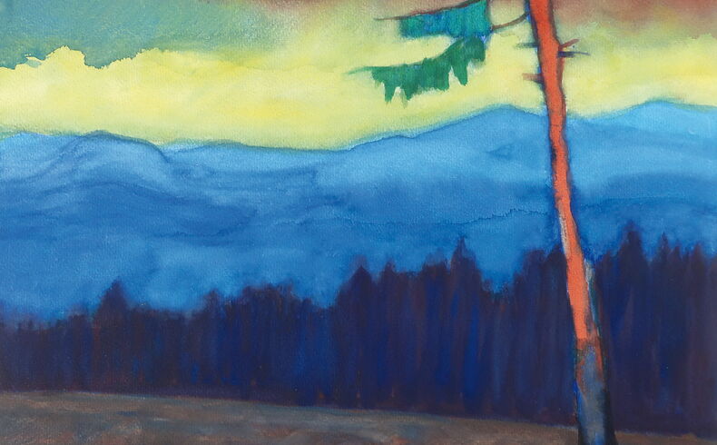 Blick über ein braunes Feld auf einen Waldrand in dunklem Blau, dahinter hellblaue Bergrücken vor einem gelb-grünem Himmel, rechts im Vordergrund eine hohe einzelne Fichte emporragend