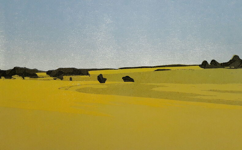 Stephanie Marx, Osterzgebirge III, 2018. Sensibler Holzschnitt mit großen Farbflächen in differenzierten Ocker- und Gelbtönen und zartem Blau, Blick über ein Feld auf eine Hochfläche, am Horizont kleine Baumgruppen und Waldstücke