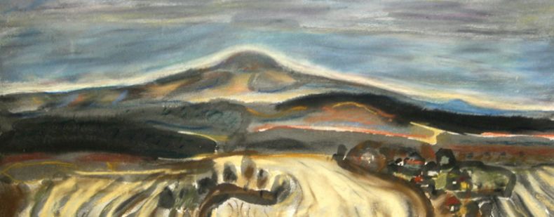 im Mittelpunkt markante Bergkuppe des Haßberges, davor dunkle Wälder und Bergrücken, Felder und Wege, im Vordergrund am unteren Bildrand kleine Häuser und Bäume eines Dorfes, der Himmel blau-grau und wolkenverhangen