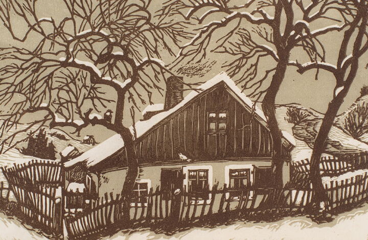 Arthur Kupfer, Erzgebirgshäusel, 1937. Linolschnitt in Braun und Grau mit Blick auf ein Erzgebirgshaus mit Holzgiebel im Winter, von einem schiefen Zaun umgeben, drei große Laubbäume mit Schnee auf den Ästen