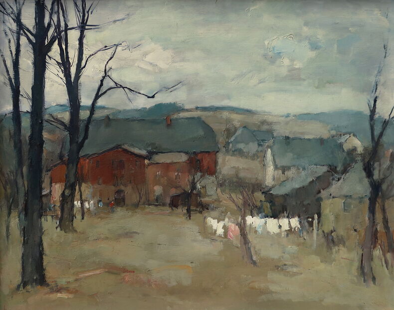 Blick auf einen alten erzgebirgischen Bauernhof, am linken und rechten Bildrand große kahle Laubbäume, im Vordergrund eine graugrüne Wiese mit Wäscheleinen, auf denen weiße Wäsche hängt, rechts neben dem Bauernhaus weitere kleinere Häuser, dahinter Hügel