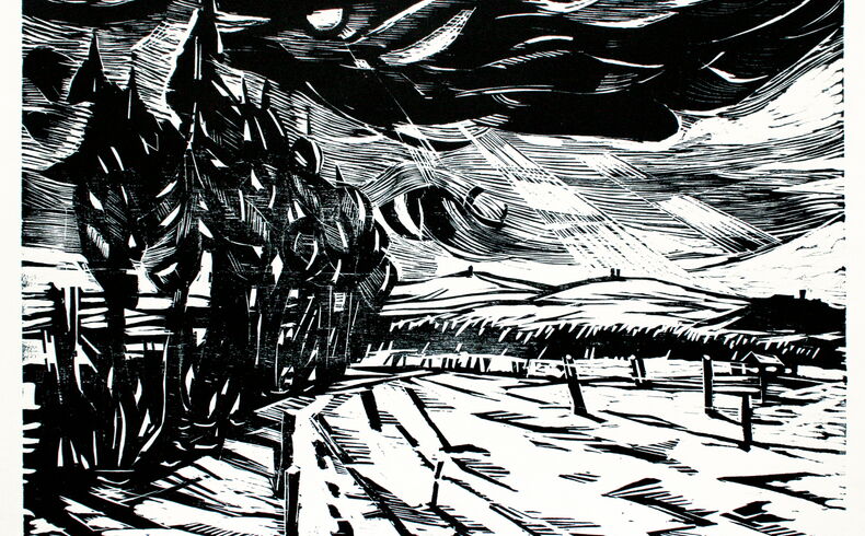 Horst Hoppe, Erzgebirge - Gebirgskamm, 2001. Holzschnitt in Schwarzweiß, Blick über eine Wiese oder Feld zum Erzgebirgskamm mit den markanten Gipfeln der Fichtelberges und des Keilbergs, links eine Reihe von Fichten, die am  Wegrand stehen