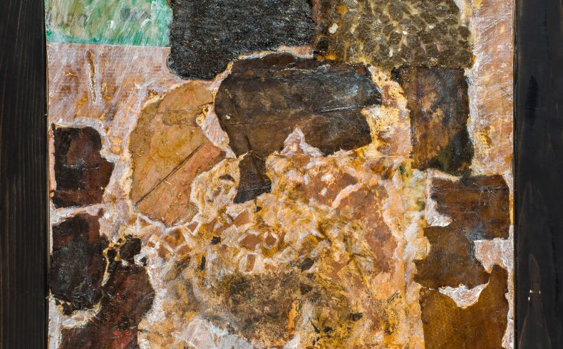 Puzzleartig zusammengesetzte Komposition aus Steinen, Pappresten und anderen Materialien, zumeist übermalt, bräunliche-gelbe Farbgebung mit einem hellgrünen Bereich oben links