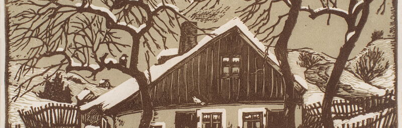 Arthur Kupfer, Erzgebirgshäusel, 1937. Linolschnitt in Braun und Grau mit Blick auf ein Erzgebirgshaus mit Holzgiebel im Winter, von einem schiefen Zaun umgeben, drei große Laubbäume mit Schnee auf den Ästen