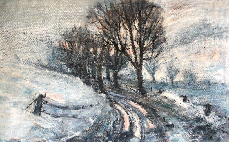 Winterliche Pastellzeichnung, von rechts nach links führt ein Weg in die Bildmitte auf eine Allee zu, nach links erstreckt sich ein tief verschnietes Feld, blau-grau bis zart rötlich schimmernde Farbgebung