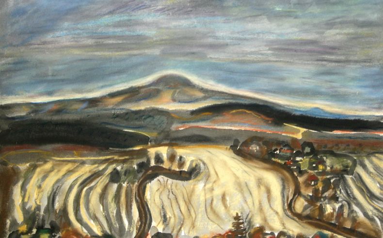 im Mittelpunkt markante Bergkuppe des Haßberges, davor dunkle Wälder und Bergrücken, Felder und Wege, im Vordergrund am unteren Bildrand kleine Häuser und Bäume eines Dorfes, der Himmel blau-grau und wolkenverhangen