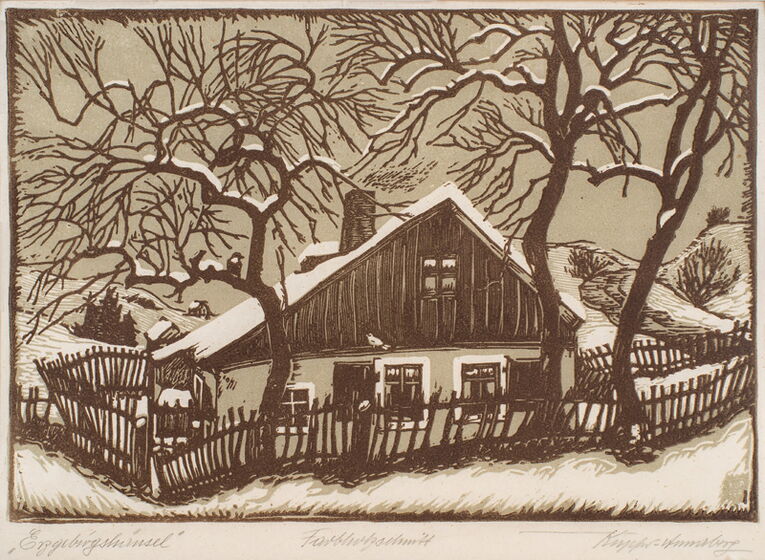 Arthur Kupfer, Erzgebirgshäusel, 1937. Linolschnitt in Braun und Grau mit Blick auf ein Erzgebirgshaus mit Holzgiebel im Winter, von einem schiefen Zaun umgeben, drei große Laubbäume mit Schnee auf den Ästen