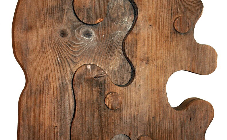 Heinz Heger, Segment eines Raumteilers, undatiert. Dekorative hochformatige Holzgestaltung aus zwei verbundenen Brettern mit bogenförmig ausgesägten Rändern, die amorphe Formen ausbilden