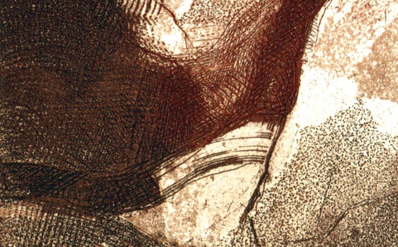 Kleinformatige Radierung mit aus feinen Linien- und Punktstrukturen zusammengesetzter Komposition in rostig-brauner Farbigkeit, die an Gesteinsformationen und Erzgänge erinnert.