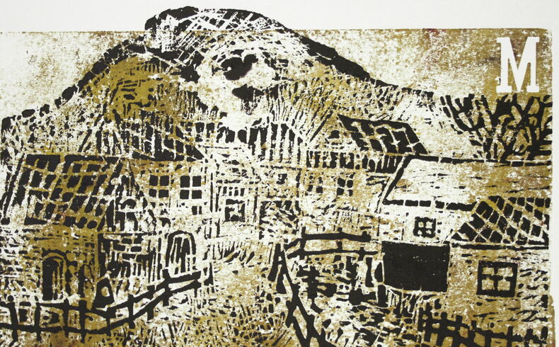 Zweifarbiger Holzschnitt in Schwarzweiß und Ocker, dargestellt sind mehrere kleine Häuser mit Schieferdächern, Zeäunen und Bäumen, im Hintergrund ein hoher Bergrücken, der aus der ockerfarbigen Fläche herausragt, rechts am Rand ein weißes M eingedruckt