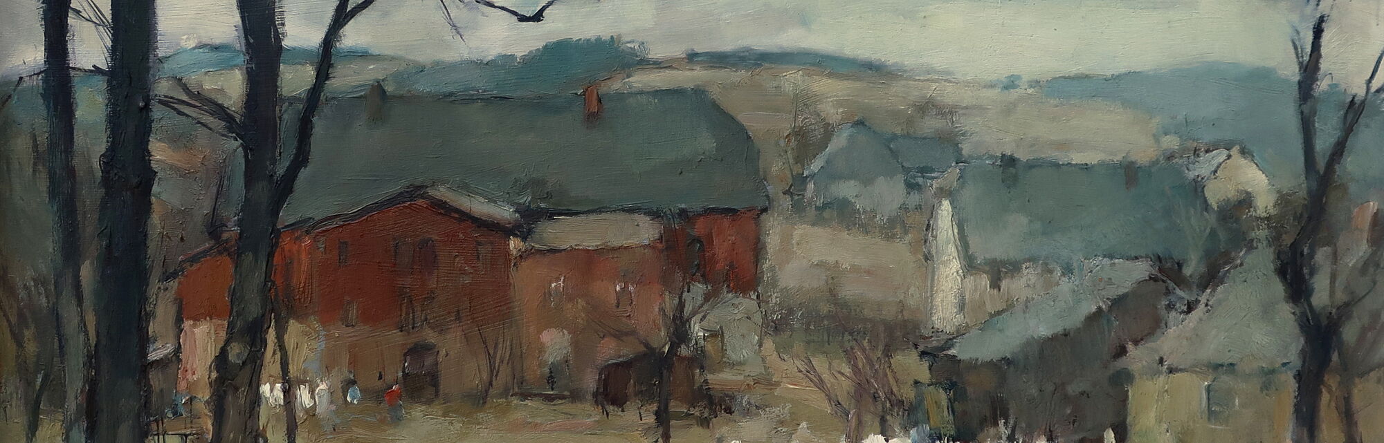 Blick auf einen alten erzgebirgischen Bauernhof, am linken und rechten Bildrand große kahle Laubbäume, im Vordergrund eine graugrüne Wiese mit Wäscheleinen, auf denen weiße Wäsche hängt, rechts neben dem Bauernhaus weitere kleinere Häuser, dahinter Hügel