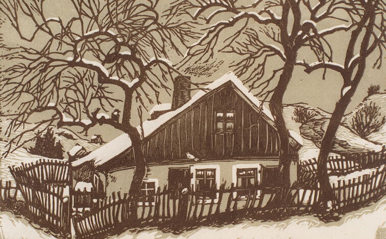 Arthur Kupfer, Erzgebirgshäusel, 1937. Linolschnitt in Braun und Grau mit Blick auf ein Erzgebirgshaus mit Holzgiebel im Winter, von einem schiefen Zaun umgeben, drei große Laubbäume mit Schnee auf den Ästen