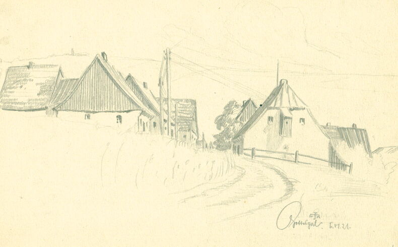 Detailierte Bleistiftzeichnung, Blick von einem Weg aus auf verschiedene Erzgebirgshäuser mit Holzgiebeln und Aborterker, in der Bildmitte zwei markante Strommasten