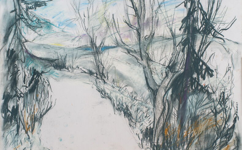 Mehrfarbige, lockere Kreidezeichnung, von Bäumen und Sträuchern eingefasster Weg, der in die Bildtiefe führt, im Hintergrund bläulich-grünliche Bergrücken