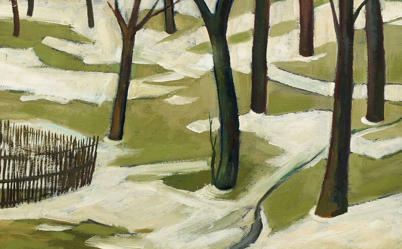 Ausschnittartig komponiertes Bild, das eine Wiese mit Schneeresten und dunklen Baumstämmen zeigt, die Baumkronen sind nicht zu sehen, am linken Bildrand ragt ein Gartenzaun herein, in der Mitte unten schlängelt sich ein Bach nach rechts oben