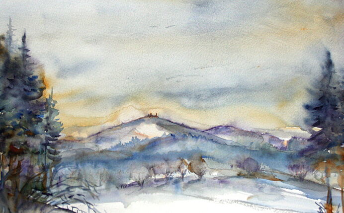 Winterlich-kaltes Aquarell, Blick über ein verschneites Feld über Bergrücken zum Fichtelberg, links und rechts Baumgruppen, der Himmel violett-bläulich