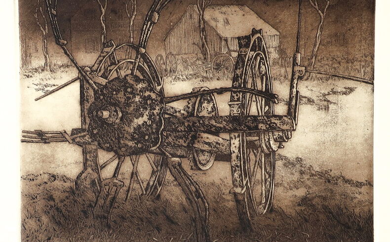 Im Vordergrund ein alter Heuwender, im Hintergrund ein Bauernhaus mit einer Scheune, alles in einem rostigen Braunton